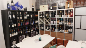 AMAVINOS TRIANA: tienda, catas de vinos y abaceria