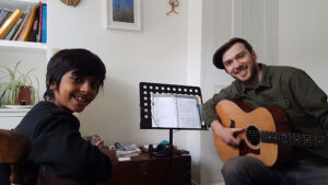 Clases de Guitarra y Ukulele Guitar and Ukulele Lessons Renny Jackson
